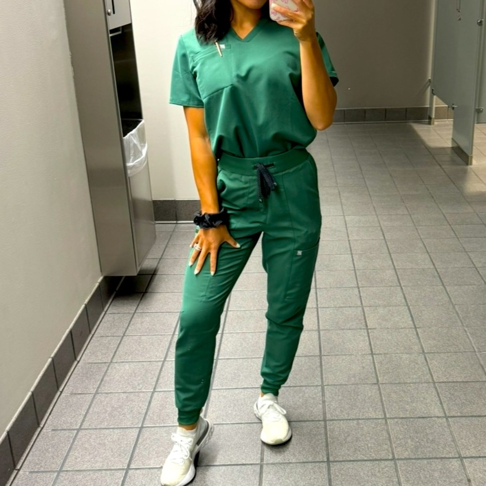 Fabletics Hunter Green Women's Jogger and top scrubs